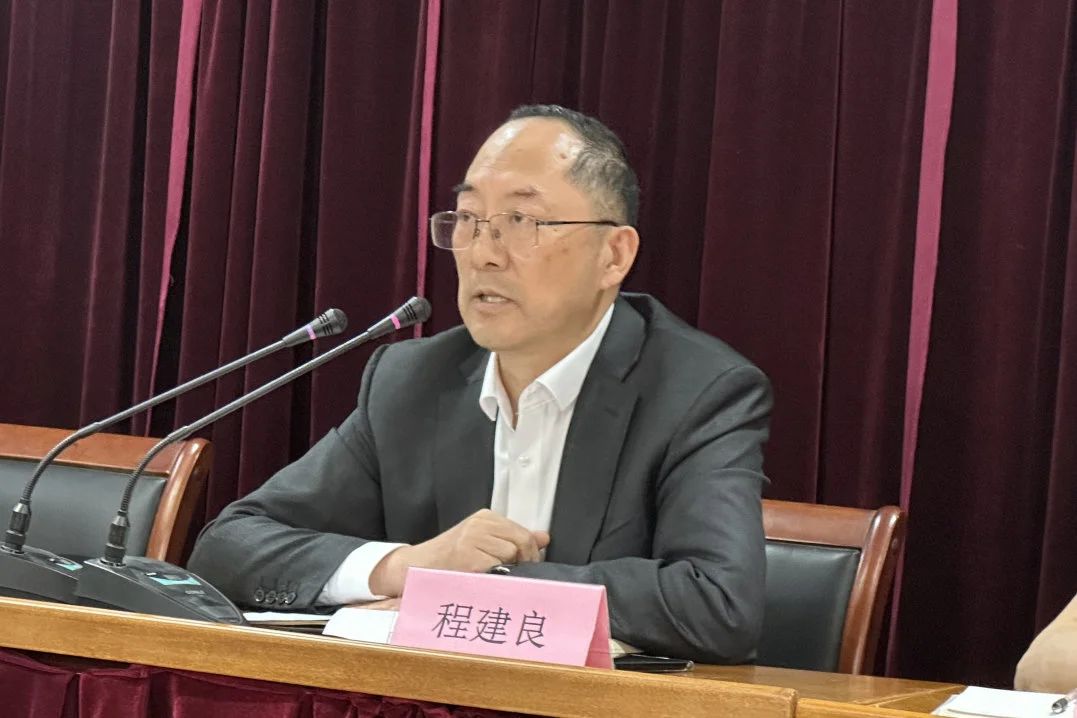 Changshu Polyesters- ը հանդիպում է ունեցել միջին մակարդակի կադրերի, ինժեներական եւ տեխնիկական անձնակազմի եւ շուկայավարման անձնակազմի համար